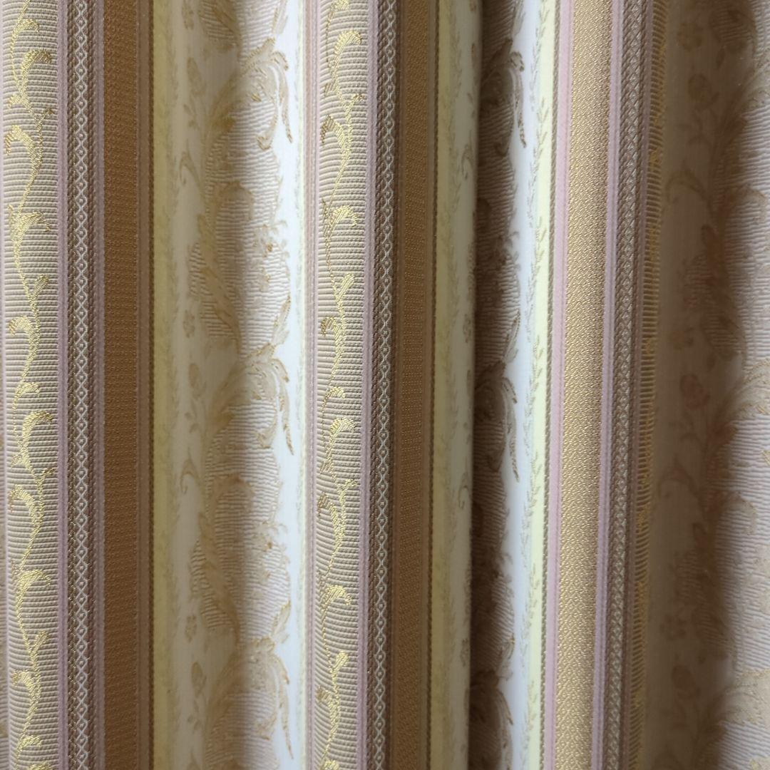 高級感のあるベージュカーテン ストライプと花模様