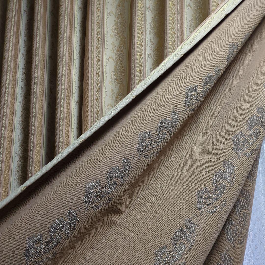 高級感のあるベージュカーテン ストライプと花模様