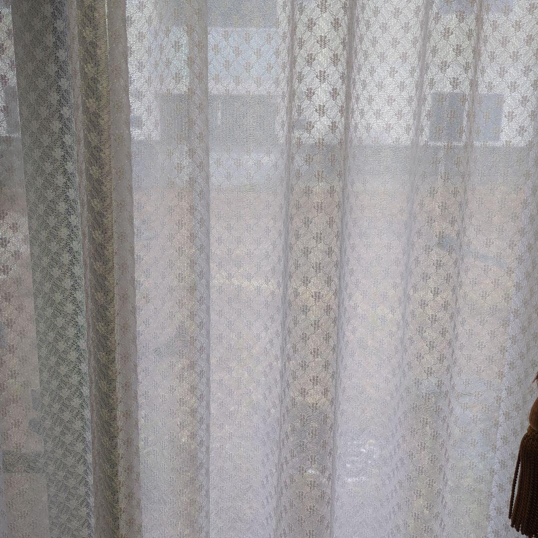 高級感のあるベージュカーテン ストライプと花模様