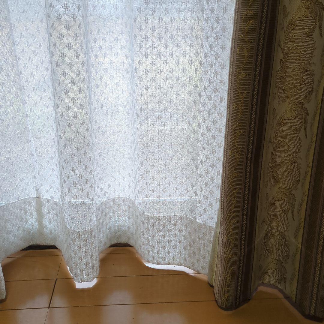 高級感のあるベージュカーテン ストライプと花模様