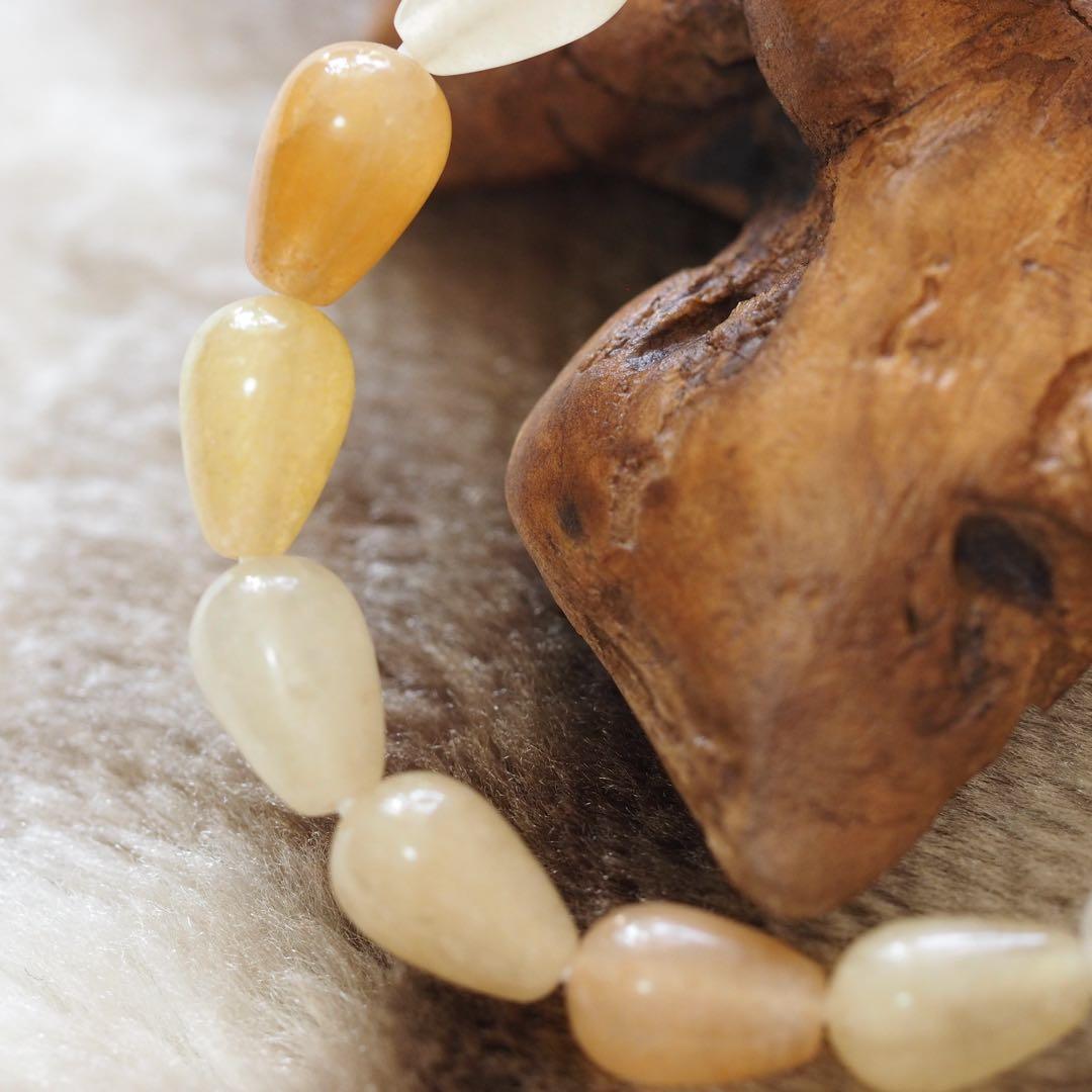 ブレスレット 天然黄翡翠(熱処理、色加工無し、ドロップカット) 内径16.5cm