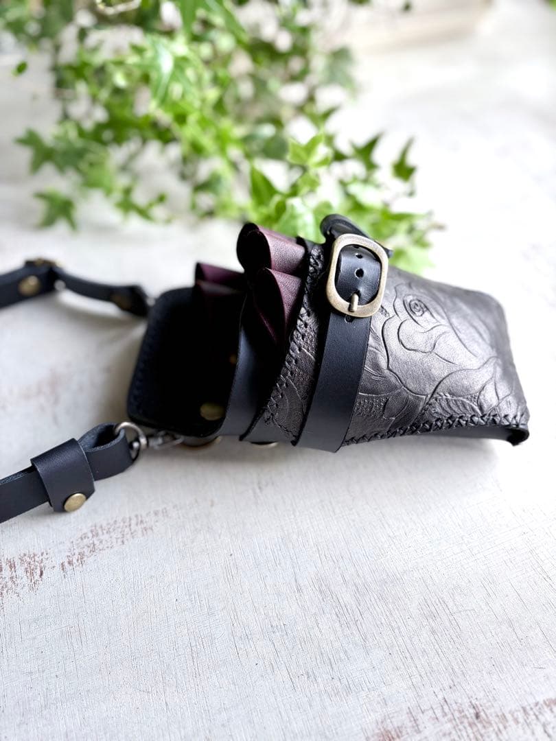 ヌメ革ブラック　ローズ型押しのシザーケース