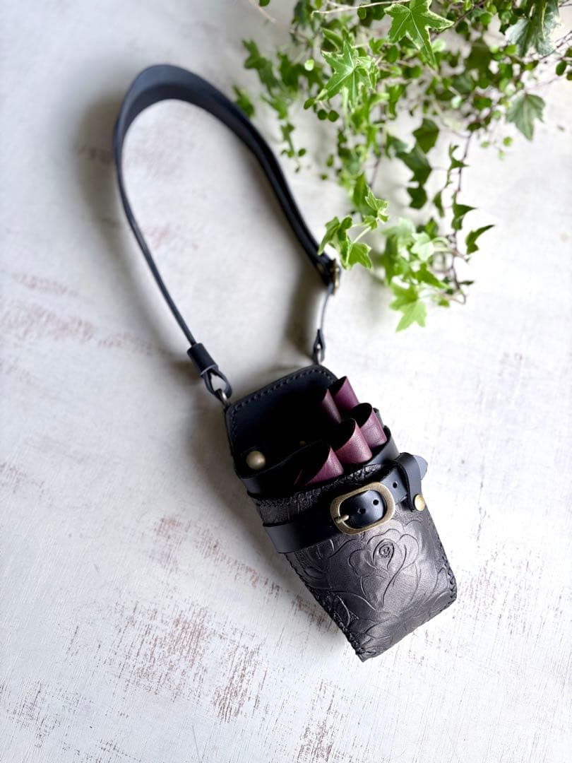 ヌメ革ブラック　ローズ型押しのシザーケース