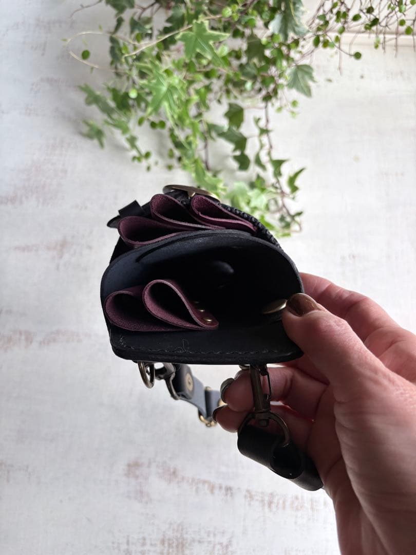 ヌメ革ブラック　ローズ型押しのシザーケース