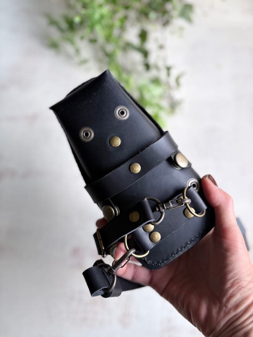 ヌメ革ブラック　ローズ型押しのシザーケース