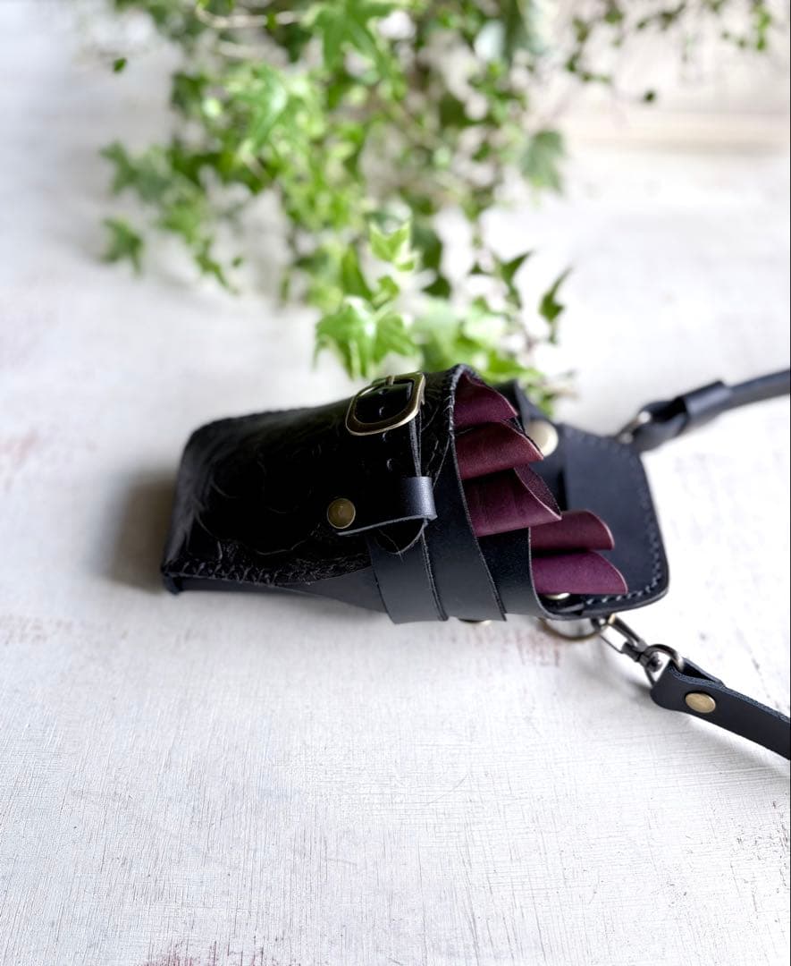 ヌメ革ブラック　ローズ型押しのシザーケース