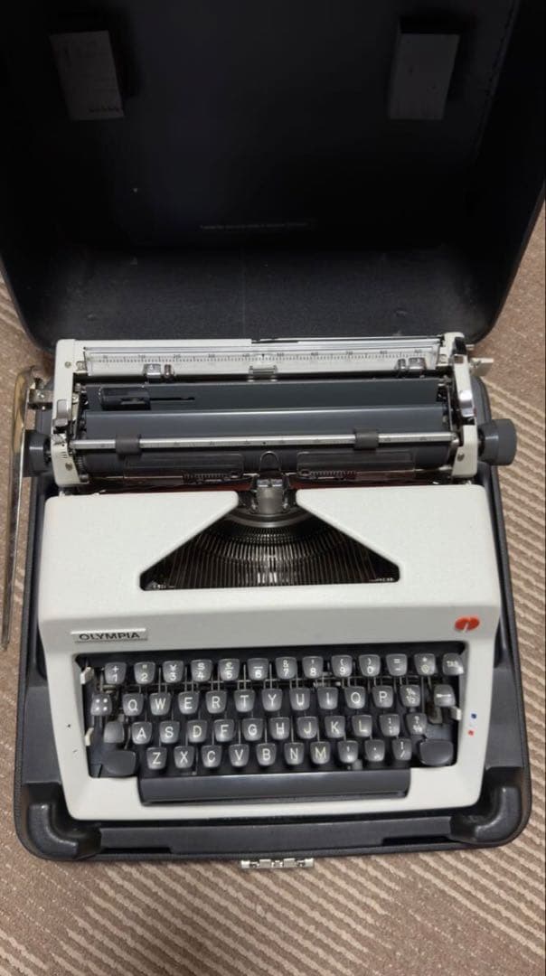 Olympia オリンピア SM9？ 手動タイプライター ケース付 動作確認済