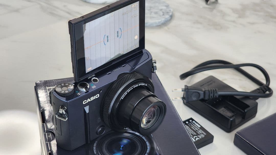 CASIO EX-10 コンパクトデジタルカメラ　カシオ　訳あり