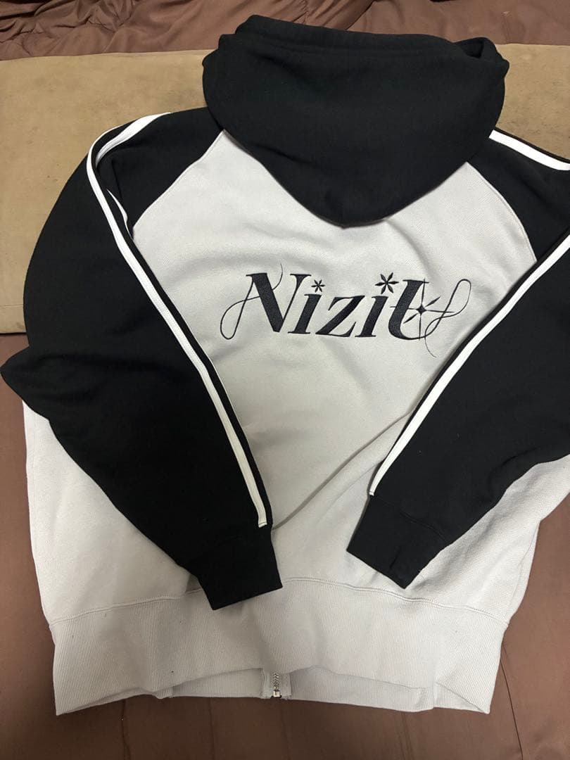 NiziU AWAKE パーカー　フーディ　XL 未着用