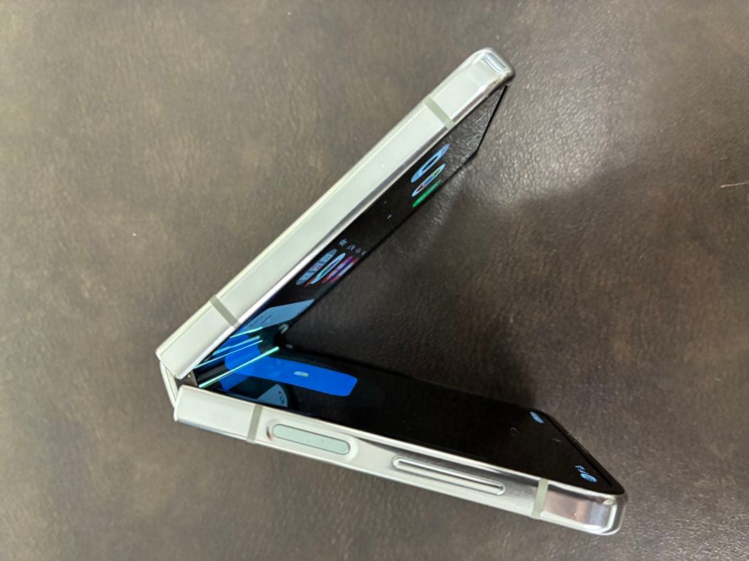 B*e様 Galaxy Z Flip5 SCG23 256GB au版SIMフリ