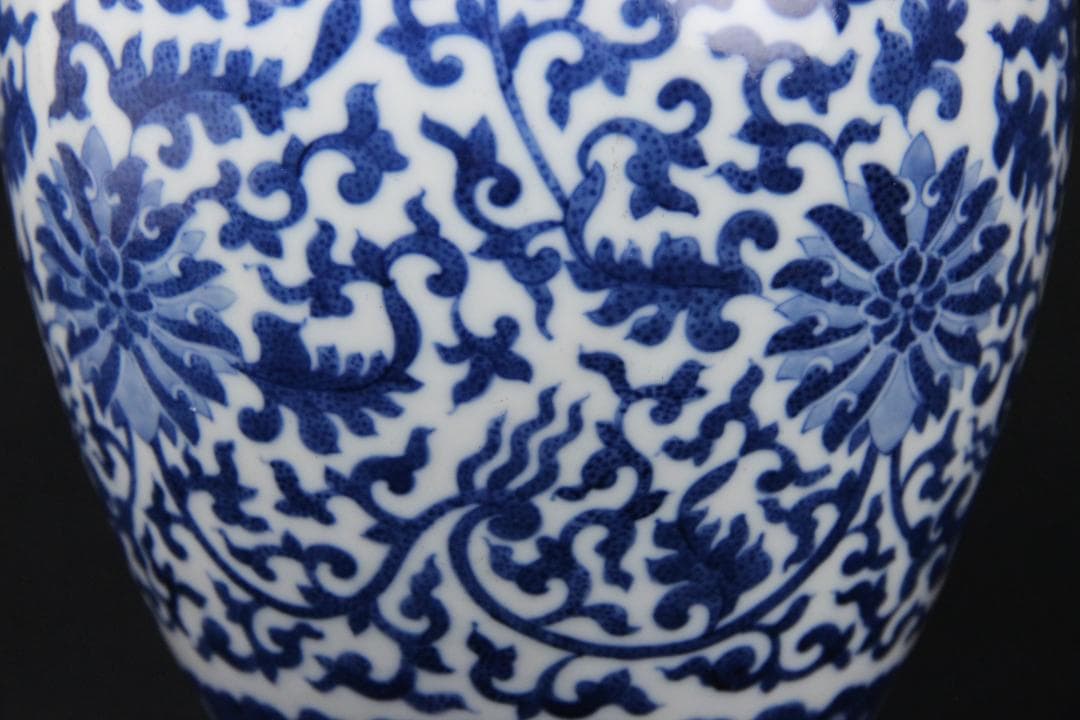 中国美術 大清乾隆年製 景徳鎮　磁器 青花　細密手描纏枝文　花瓶 FJM12-2