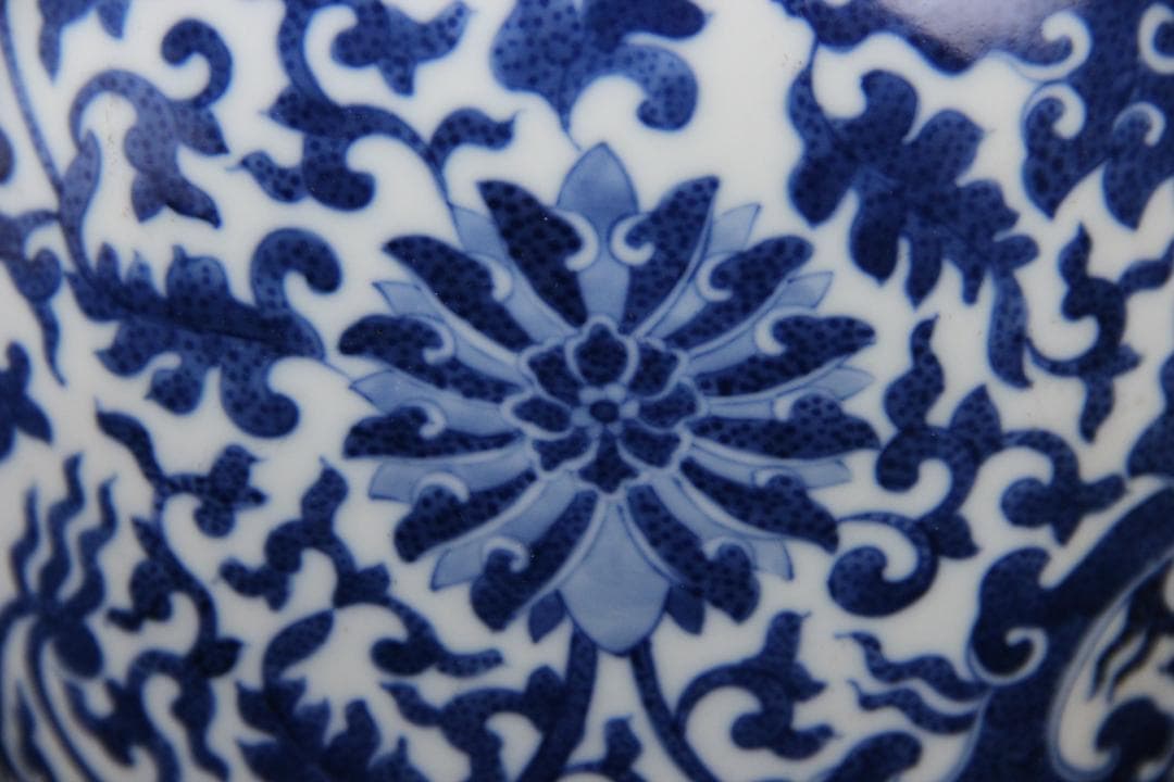 中国美術 大清乾隆年製 景徳鎮　磁器 青花　細密手描纏枝文　花瓶 FJM12-2