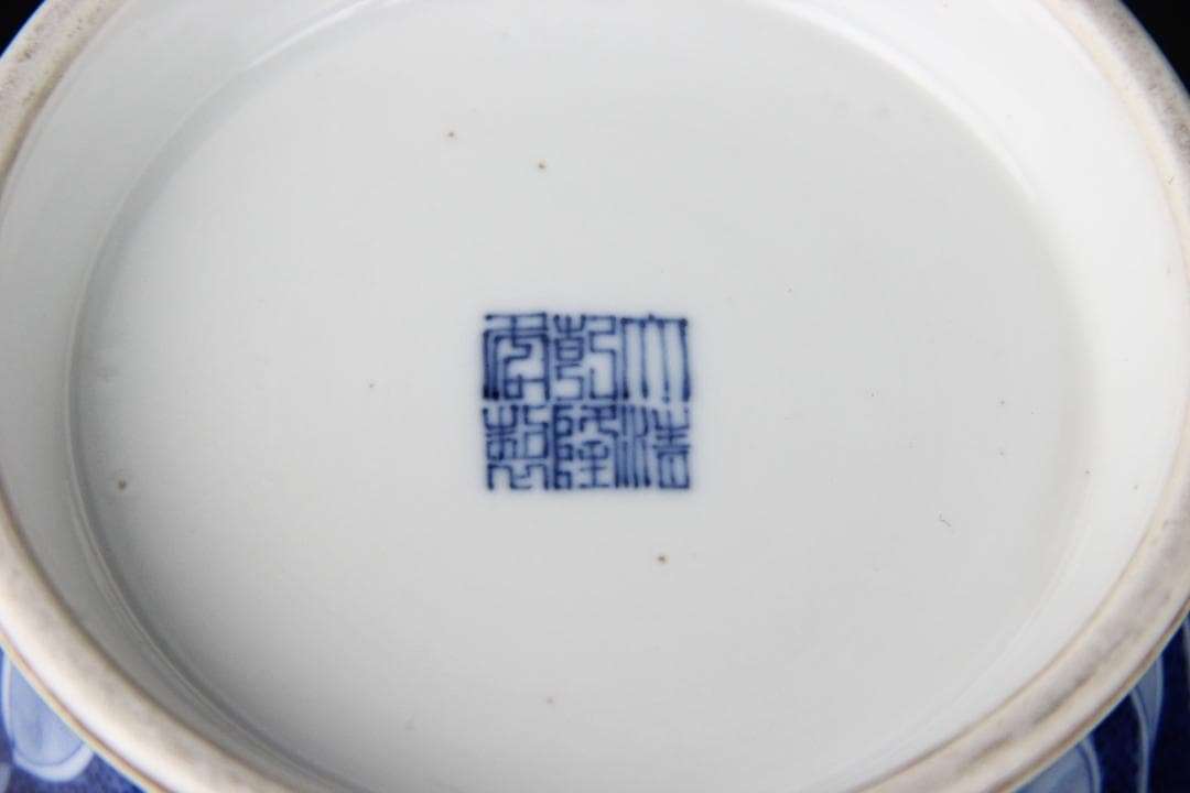 中国美術 大清乾隆年製 景徳鎮　磁器 青花　細密手描纏枝文　花瓶 FJM12-2