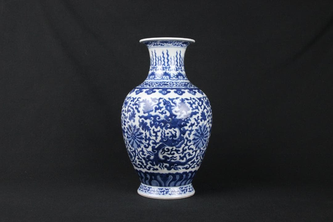 中国美術 大清乾隆年製 景徳鎮　磁器 青花　細密手描纏枝文　花瓶 FJM12-2