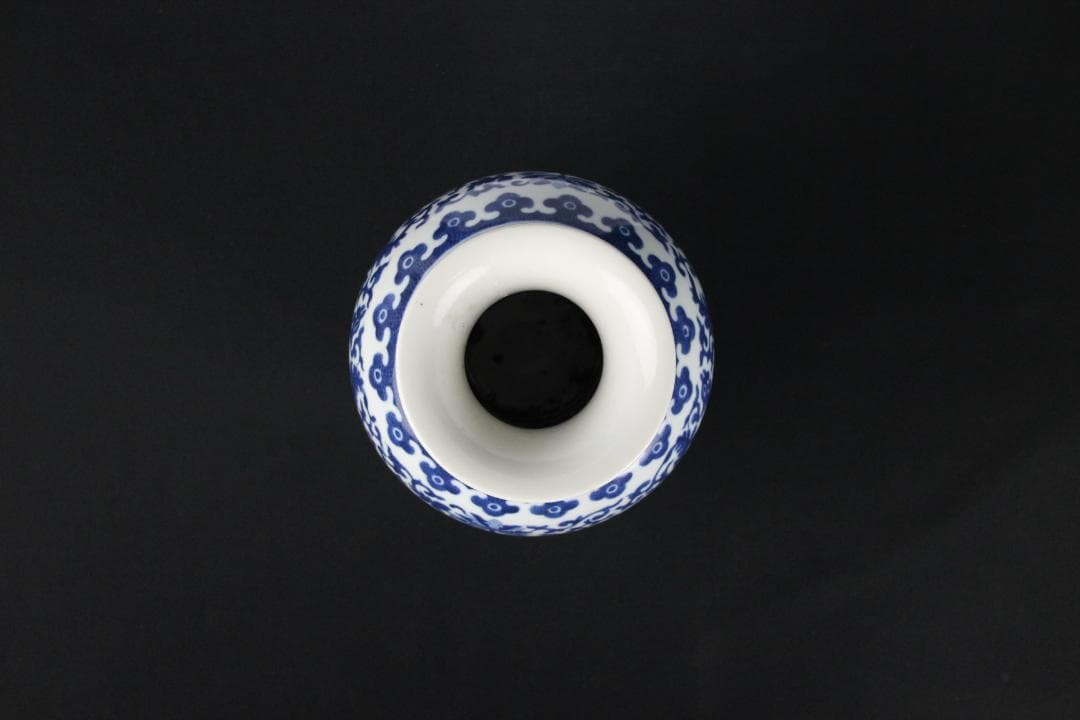 中国美術 大清乾隆年製 景徳鎮　磁器 青花　細密手描纏枝文　花瓶 FJM12-2