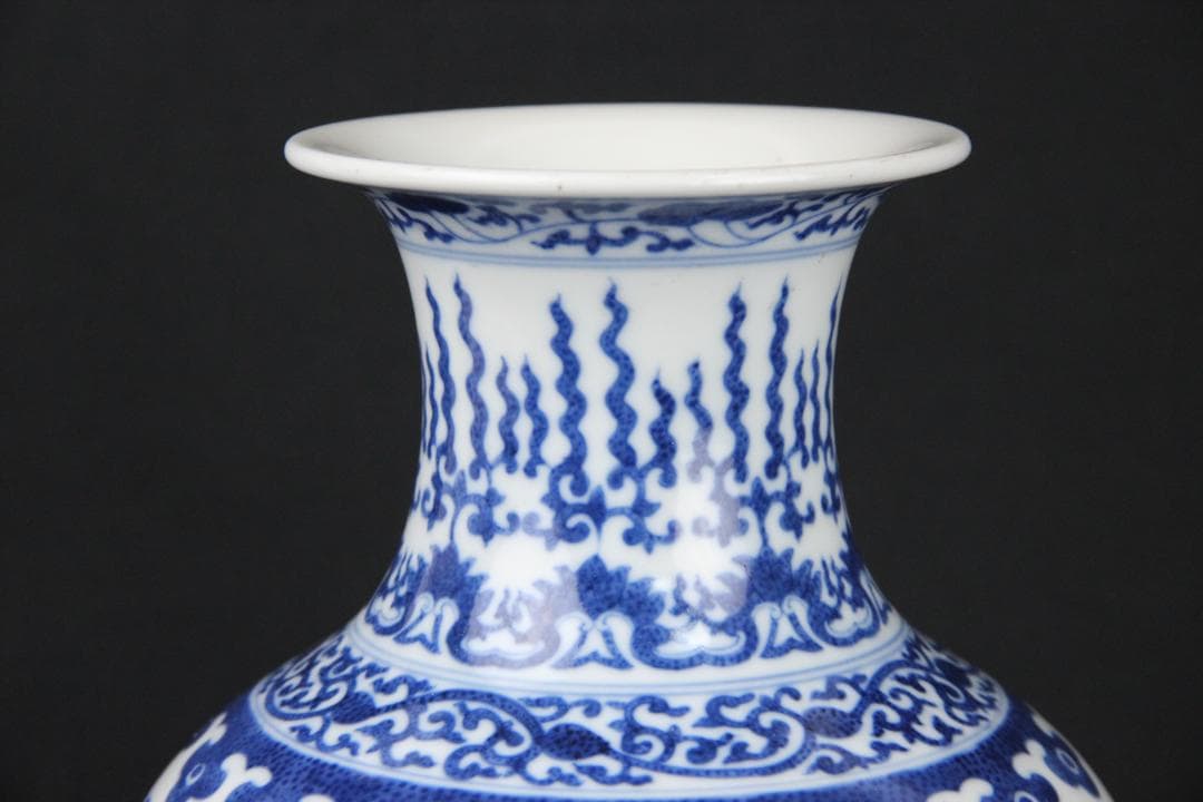 中国美術 大清乾隆年製 景徳鎮　磁器 青花　細密手描纏枝文　花瓶 FJM12-2