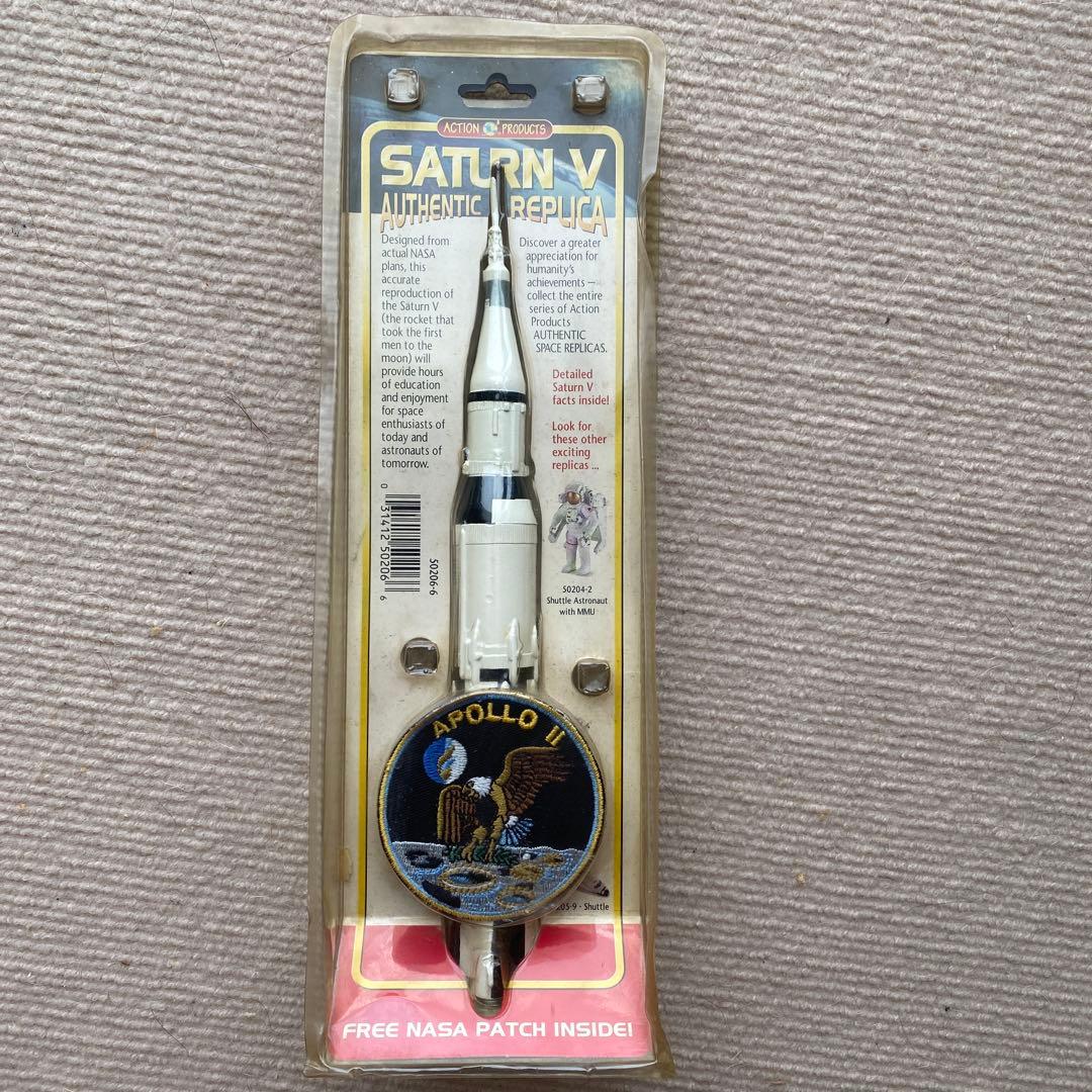 サターンV（サターン5型）のレプリカフィギュア アポロ11ミッションパッチ付き