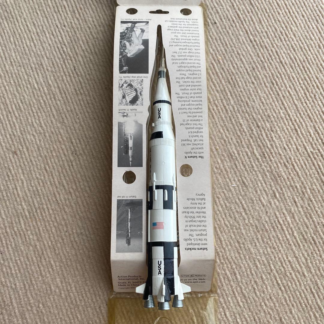 サターンV（サターン5型）のレプリカフィギュア アポロ11ミッションパッチ付き