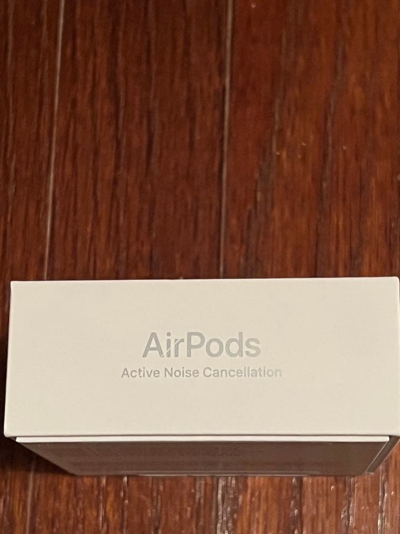 AirPods第4世代アクティブノイズキャンセリング機能付きケースと片耳（左）