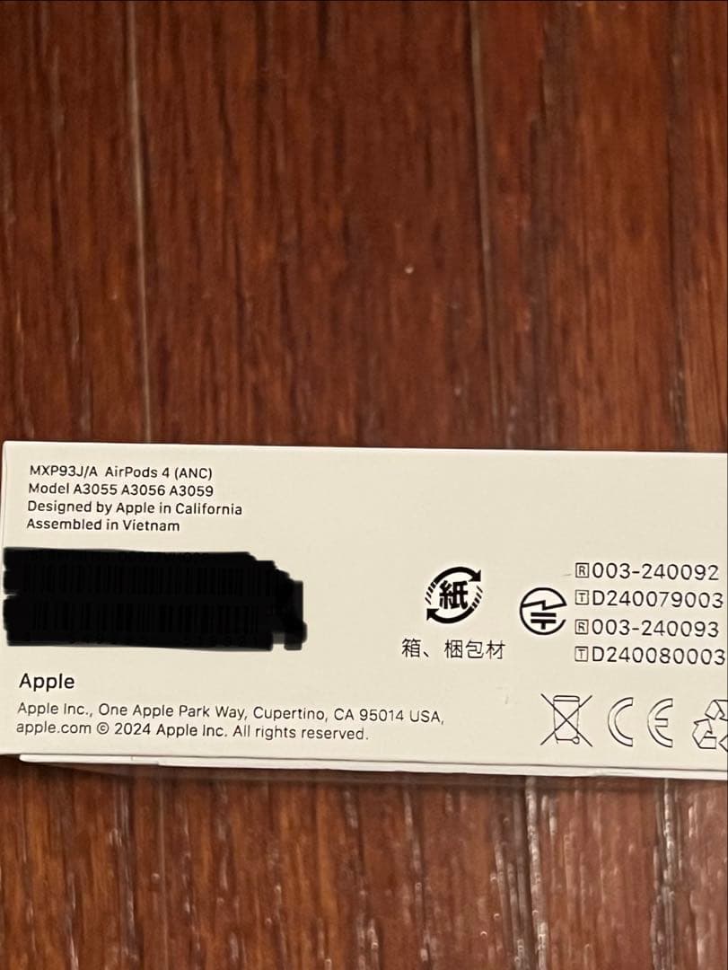 AirPods第4世代アクティブノイズキャンセリング機能付きケースと片耳（左）