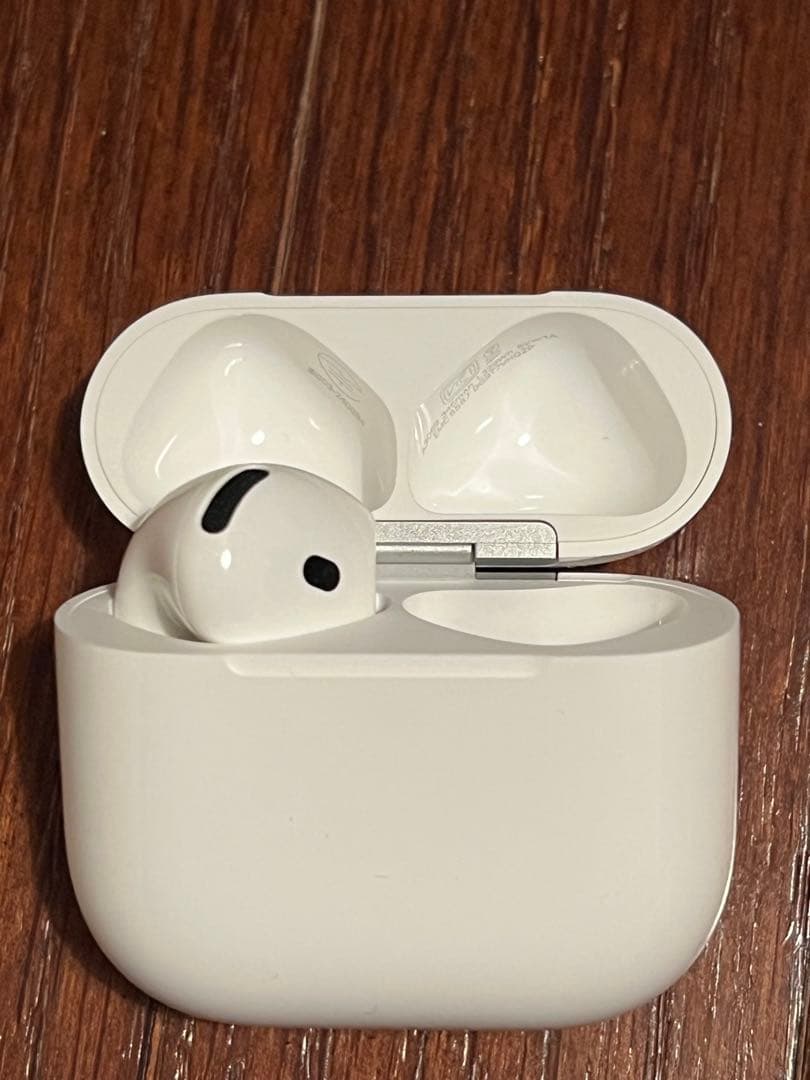 AirPods第4世代アクティブノイズキャンセリング機能付きケースと片耳（左）