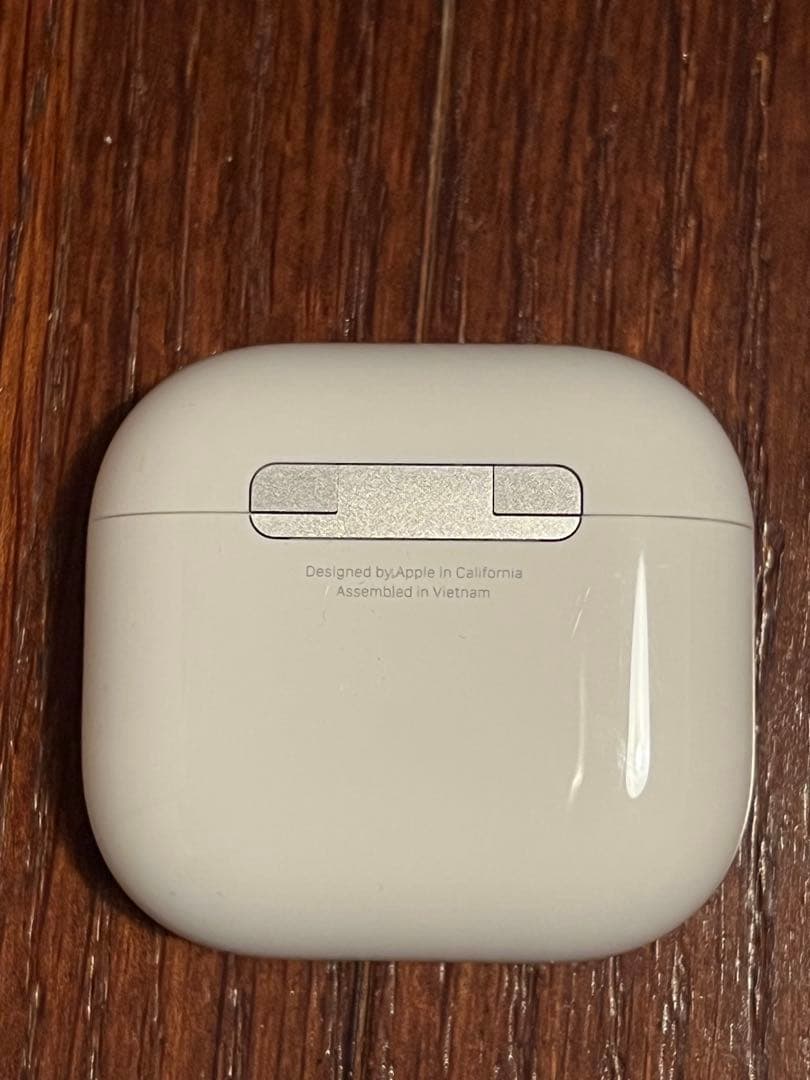 AirPods第4世代アクティブノイズキャンセリング機能付きケースと片耳（左）