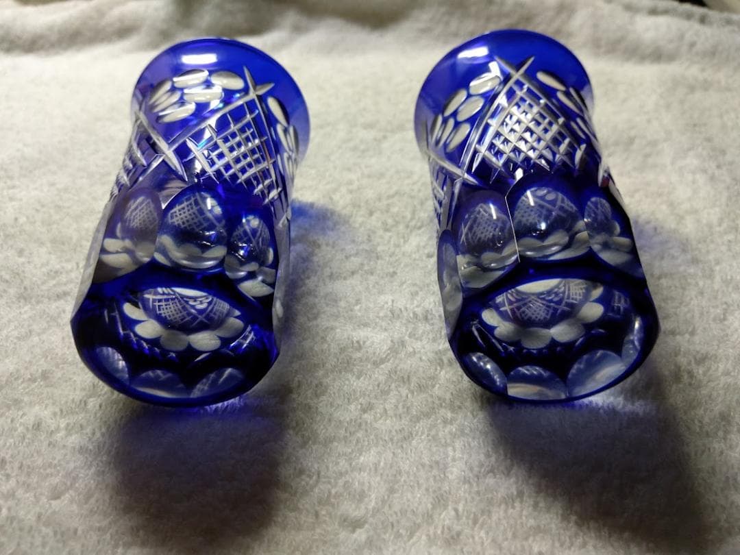 目の覚めるような藍切子 これで飲むのは最高！おまけつき！