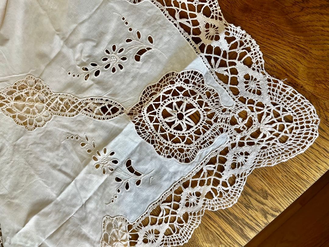 高級ハンドカットレース テーブルクロス／輸出仕様・手仕事の逸品