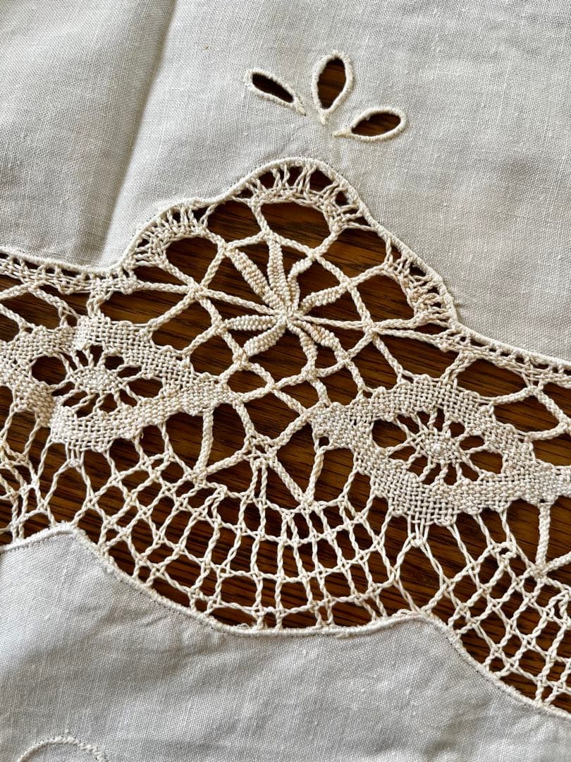 高級ハンドカットレース テーブルクロス／輸出仕様・手仕事の逸品