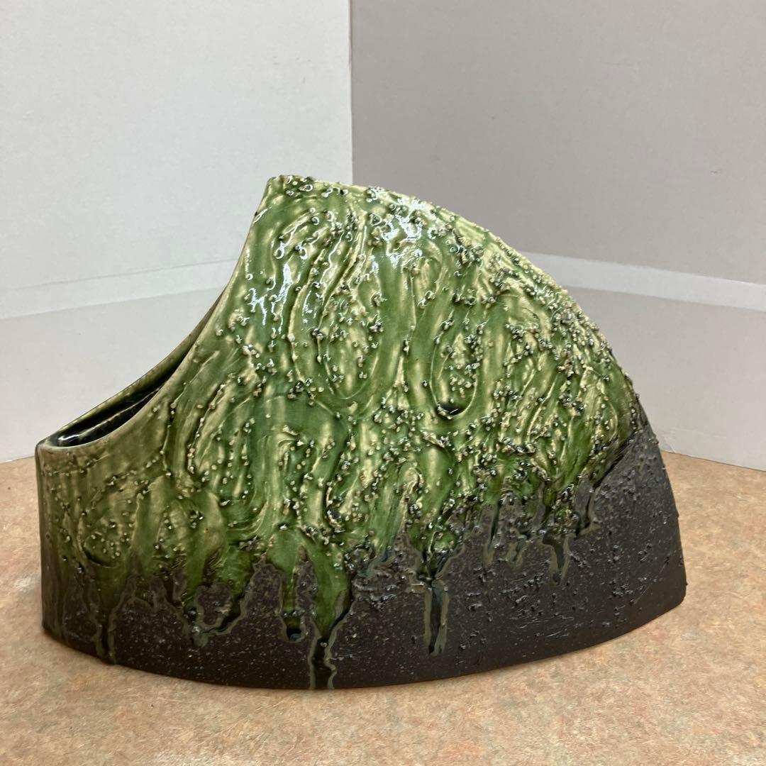 お値下げしました。信楽焼手造り花器黒ビードロ波目