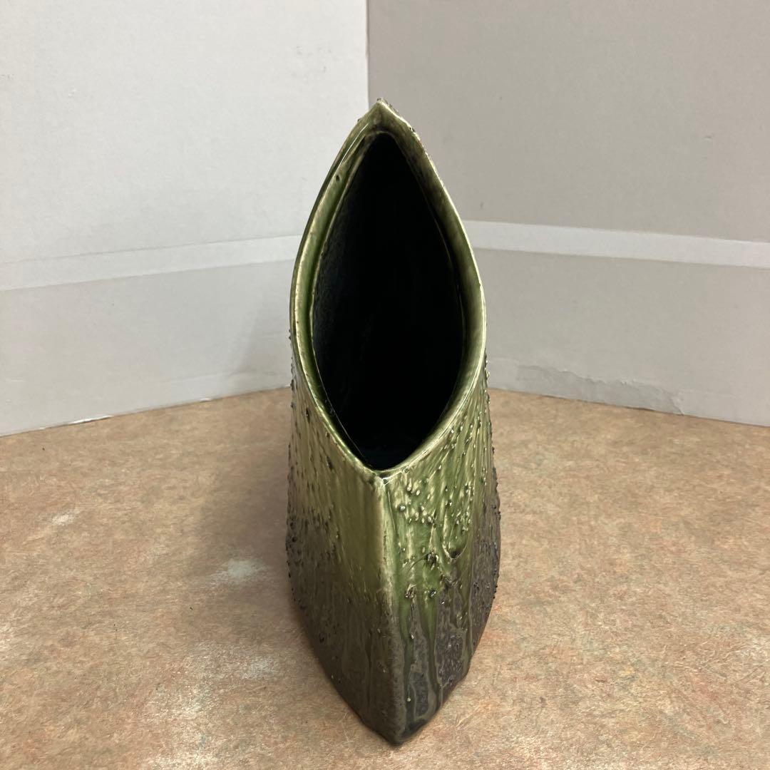 お値下げしました。信楽焼手造り花器黒ビードロ波目