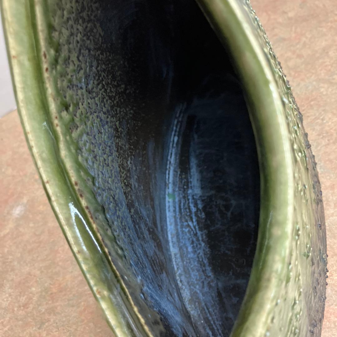 お値下げしました。信楽焼手造り花器黒ビードロ波目