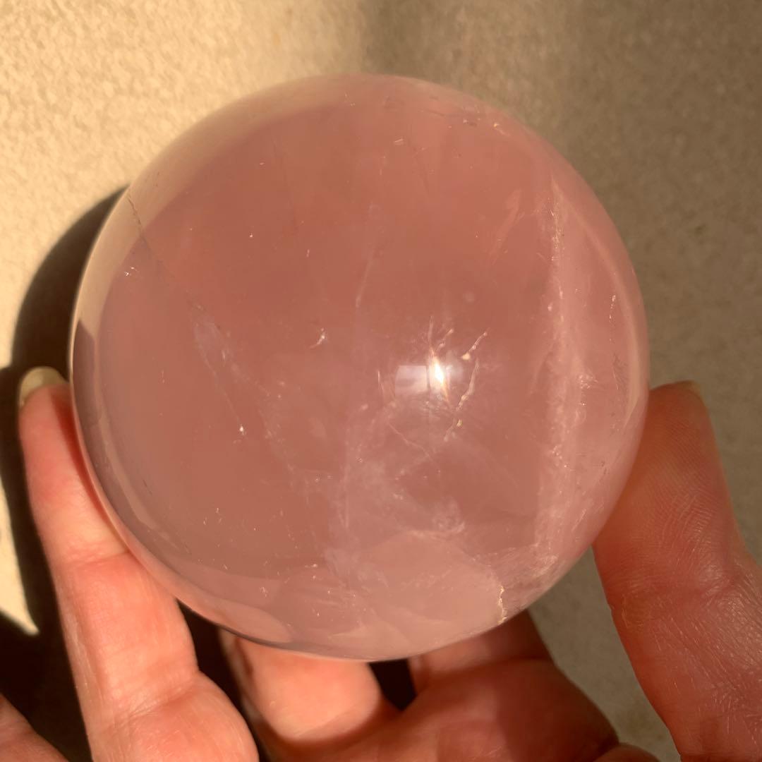 ローズクォーツスフィア大玉約77.3mm 虹有り　天然石置物　丸玉…②