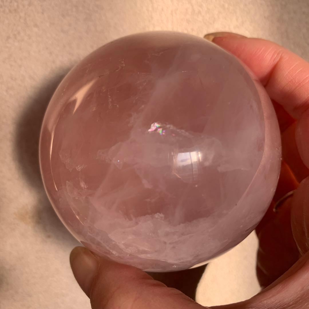 ローズクォーツスフィア大玉約77.3mm 虹有り　天然石置物　丸玉…②