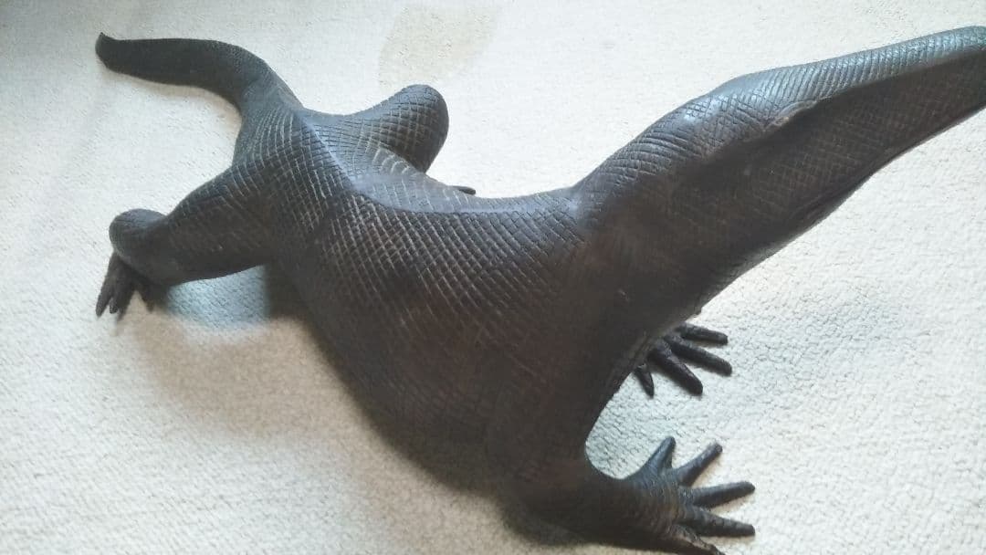リアルな爬虫類彫刻 約９０cm　コモドドラゴン　 コモドオオトカゲ