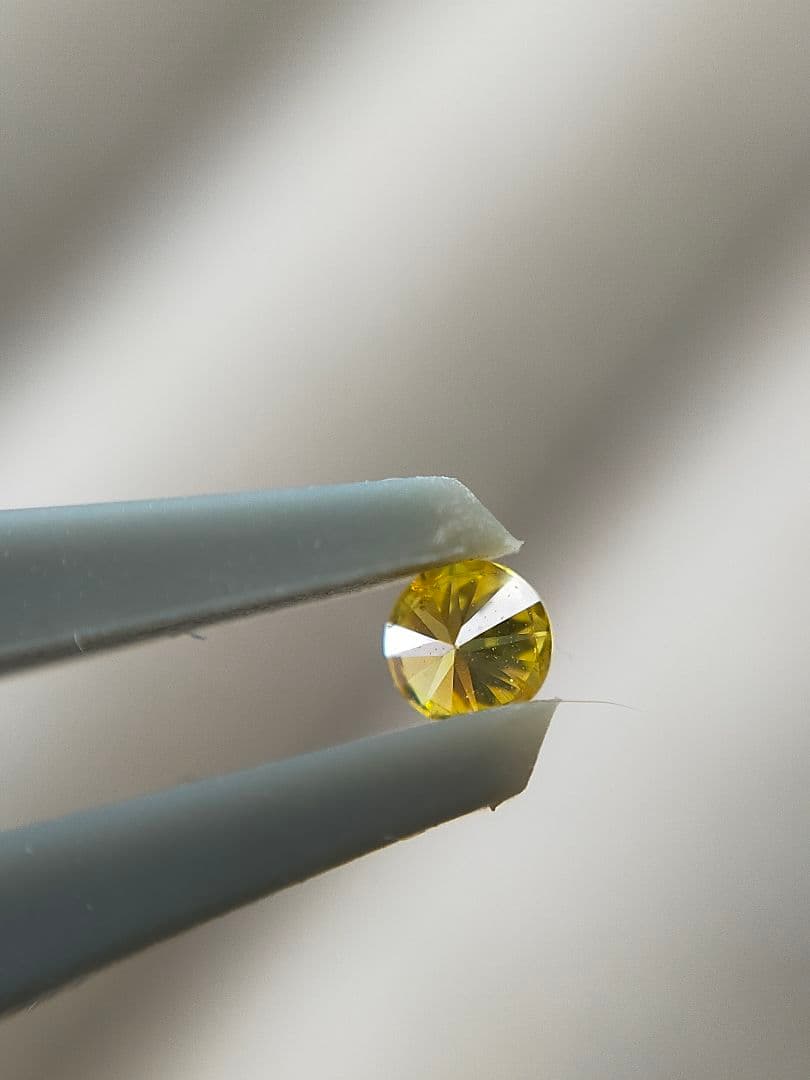 FANCY VIVID YELLOW 0.041ct 天然ダイヤモンド ルース