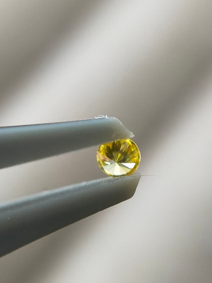 FANCY VIVID YELLOW 0.041ct 天然ダイヤモンド ルース
