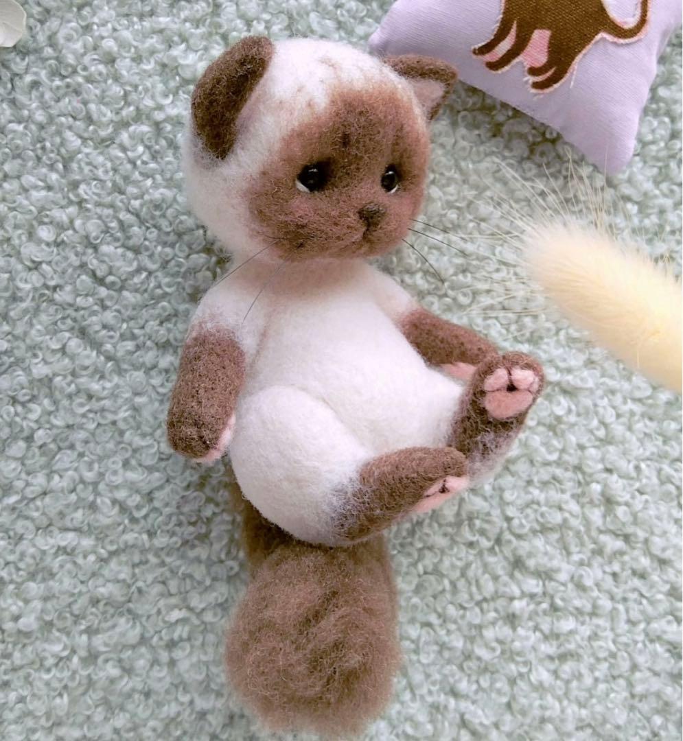 愛嬌があるシャム猫ちゃん ぬいぐるみ ハンドメイド 羊毛フェルト 海外作家様 猫
