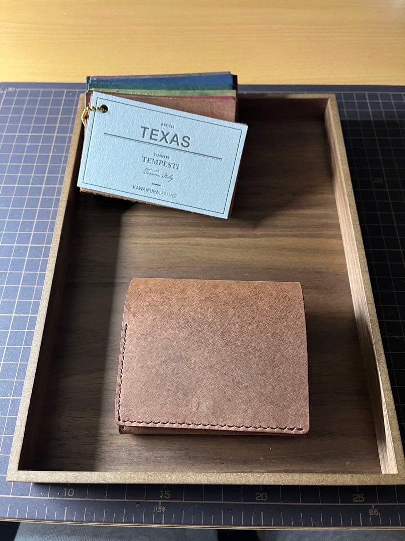008 コンパクト二つ折り財布　Amo Leather Craft