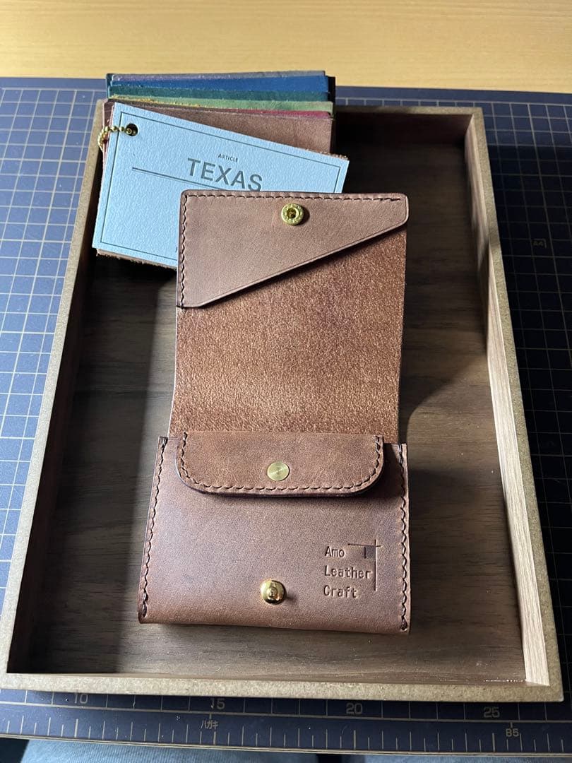 008 コンパクト二つ折り財布　Amo Leather Craft