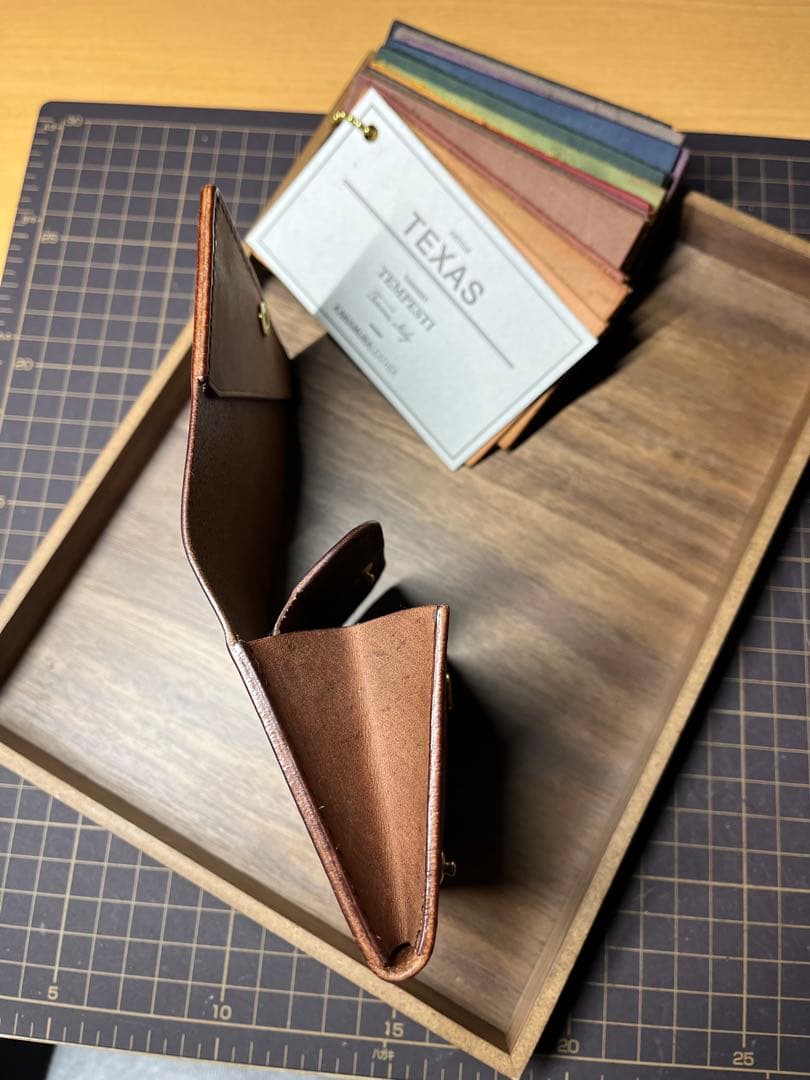 008 コンパクト二つ折り財布　Amo Leather Craft