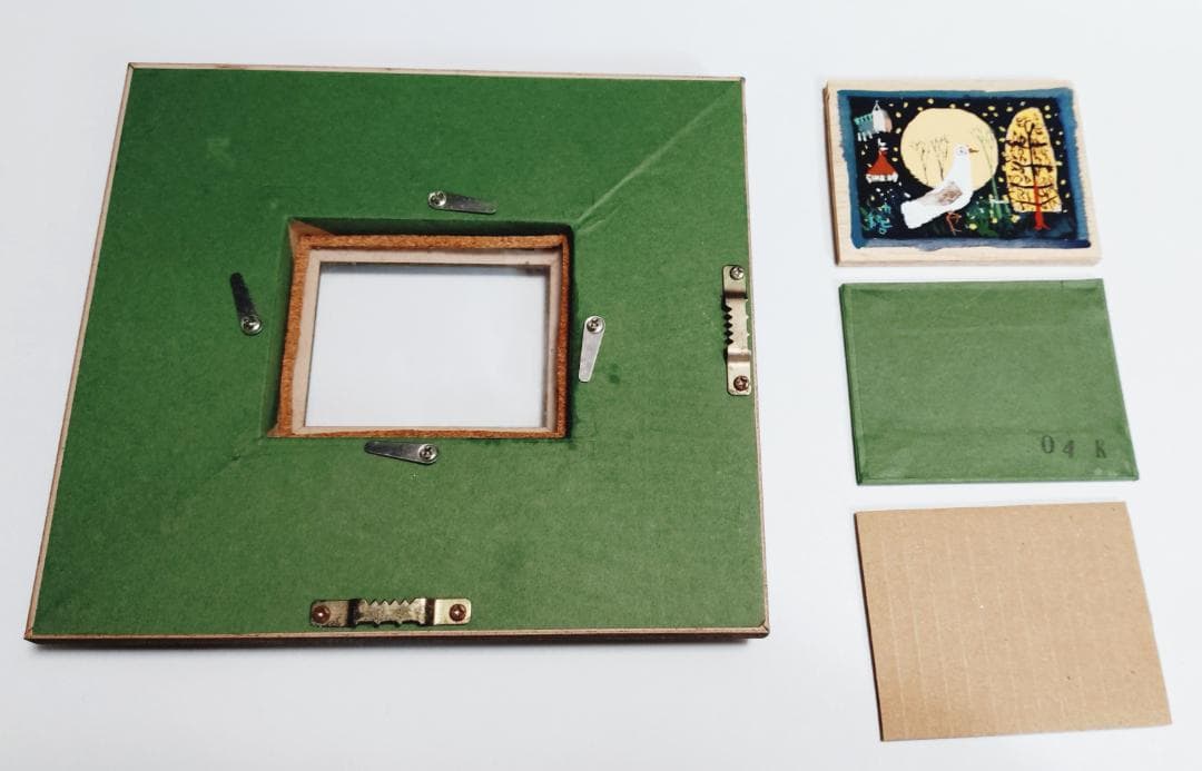 早川義孝　木製の板に描かれた満月と鳥の作品　約８ｃｍ×約６ｃｍ　額付き