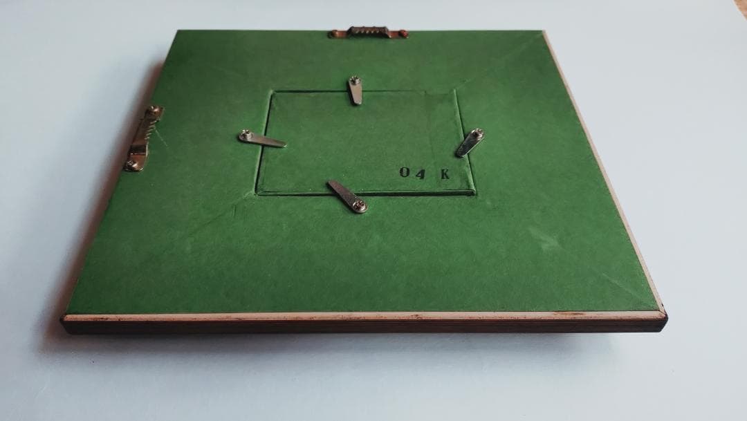 早川義孝　木製の板に描かれた満月と鳥の作品　約８ｃｍ×約６ｃｍ　額付き