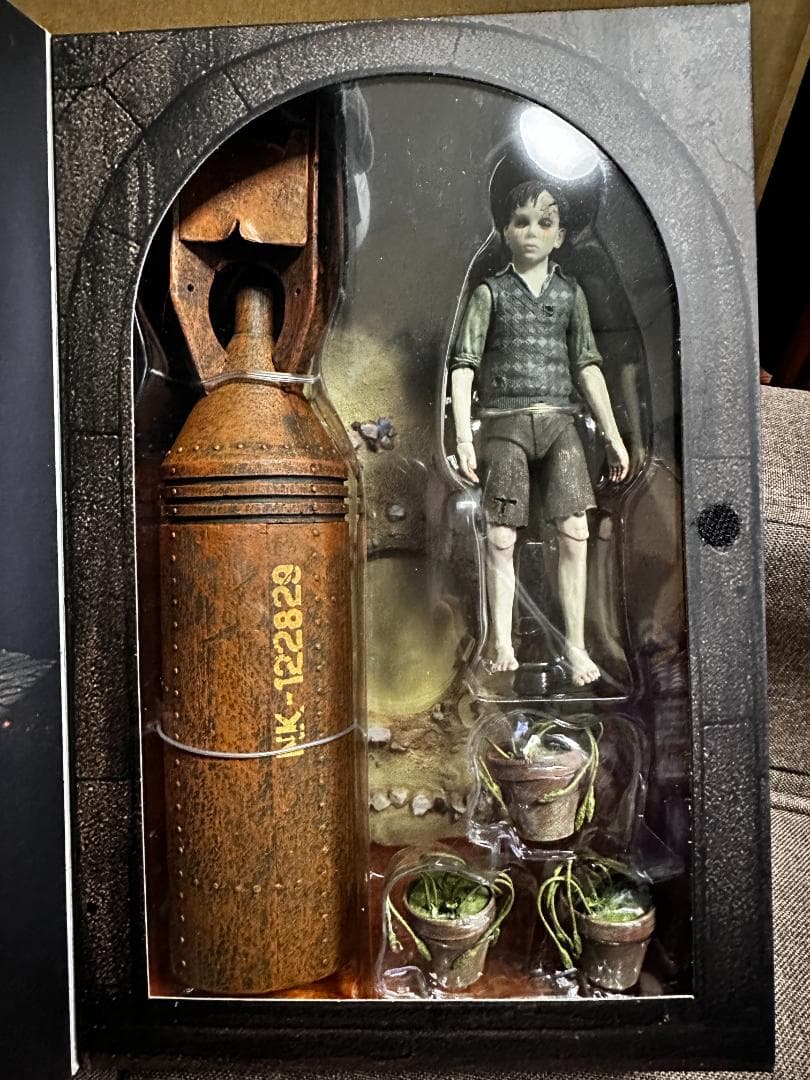 NECA デビルズ・バックボーン: サンティ 7インチ アクションフィギュア