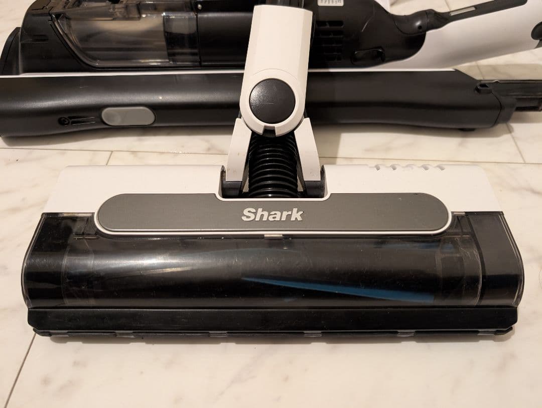 ラ*ン様 Shark CS151JAE コードレス掃除機 ドック付 動作品 美品