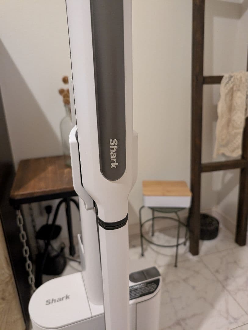 ラ*ン様 Shark CS151JAE コードレス掃除機 ドック付 動作品 美品