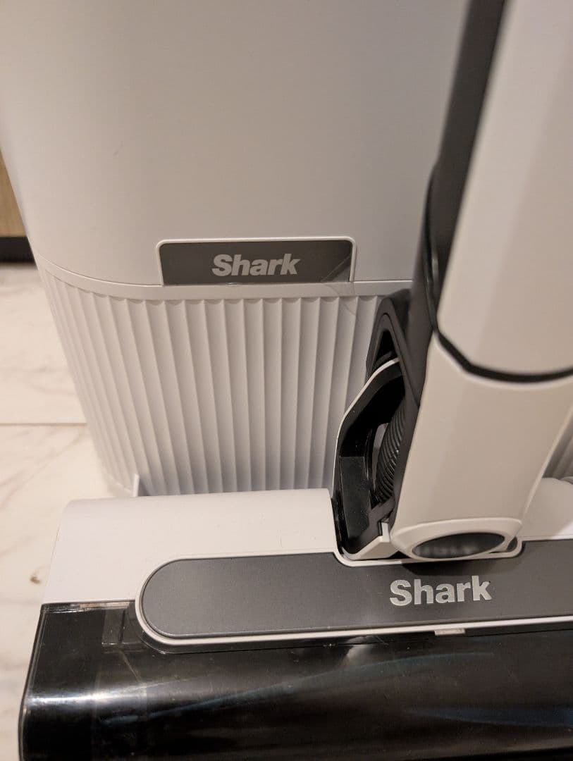 ラ*ン様 Shark CS151JAE コードレス掃除機 ドック付 動作品 美品