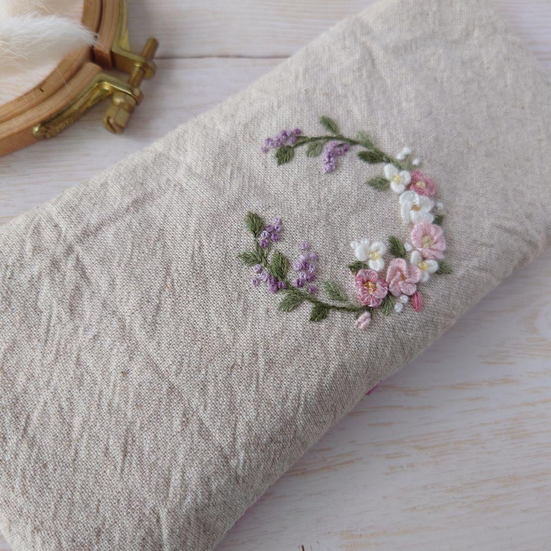 手刺繍入あずき/小豆のアイピロー【フラワーリース】