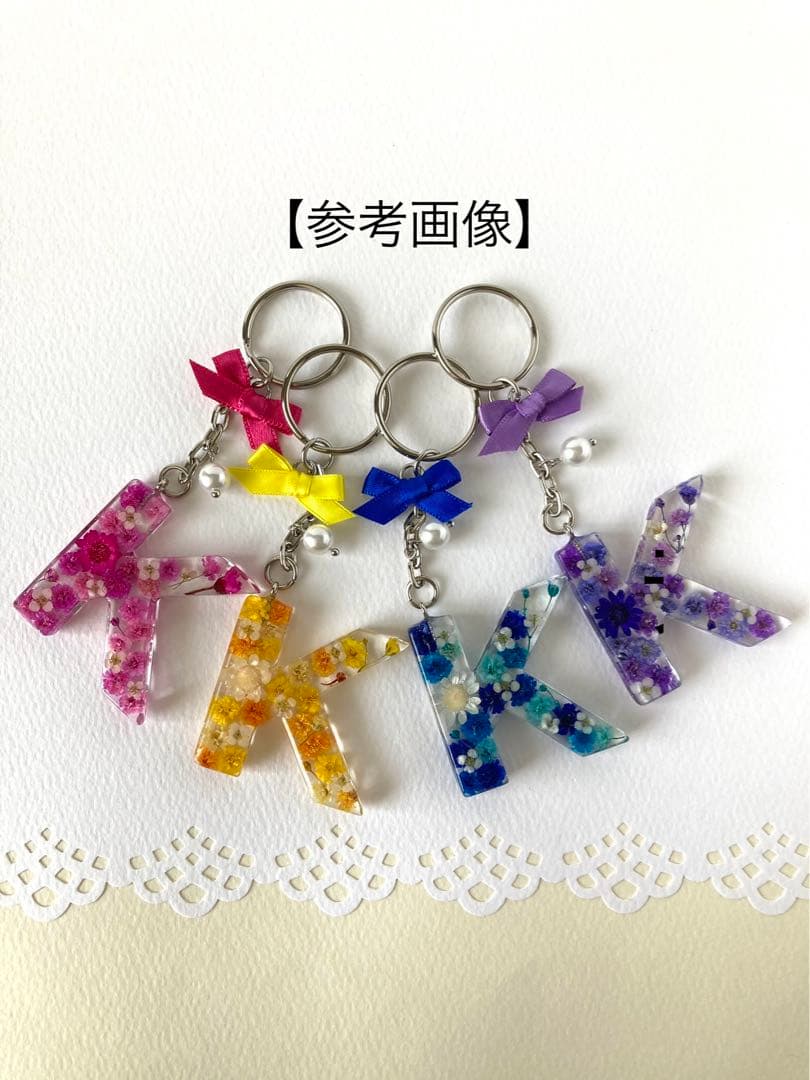 お花のイニシャルキーホルダー【K】＊パープル＊バッグチャーム＊ 押し花こまち