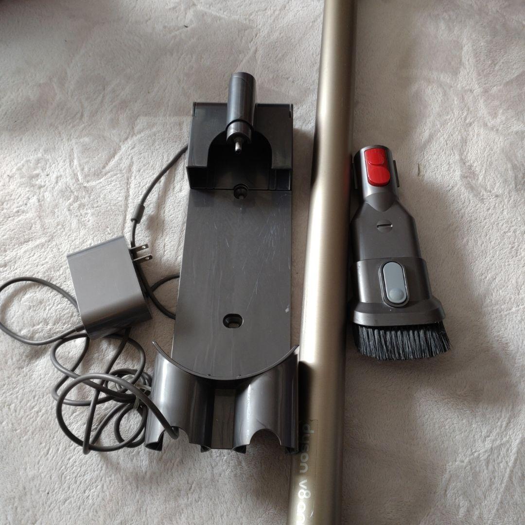 Dyson V8スリム　スティッククリーナー本体 各種アタッチメント付き